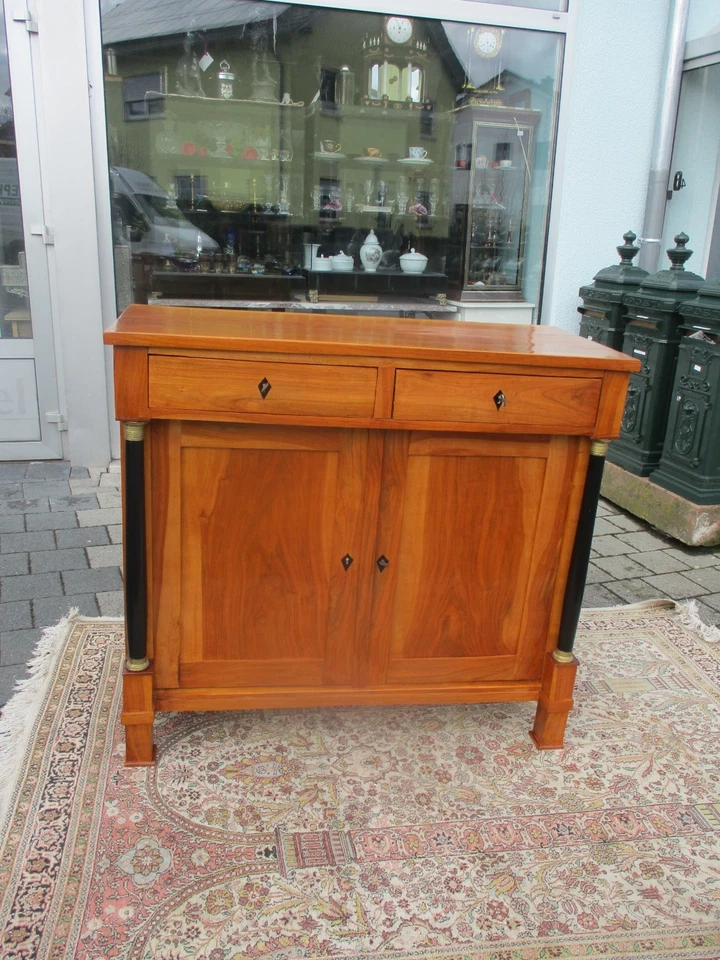 Biedermeier Anrichte um 1840 in Kirschbaum und mit schwarzen Vollsäulen - Bild 2 von 4