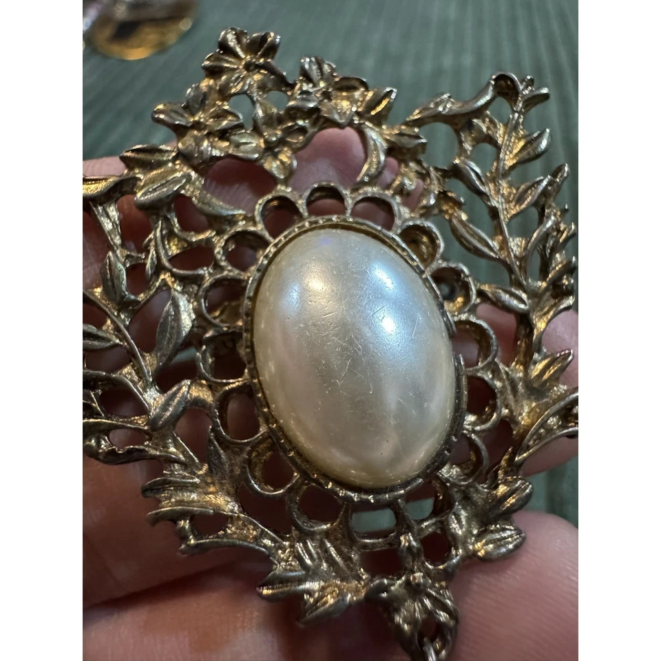Broche vintage de perlas de imitación con adorno de filigrana tono dorado colgante Foto 2 de 4