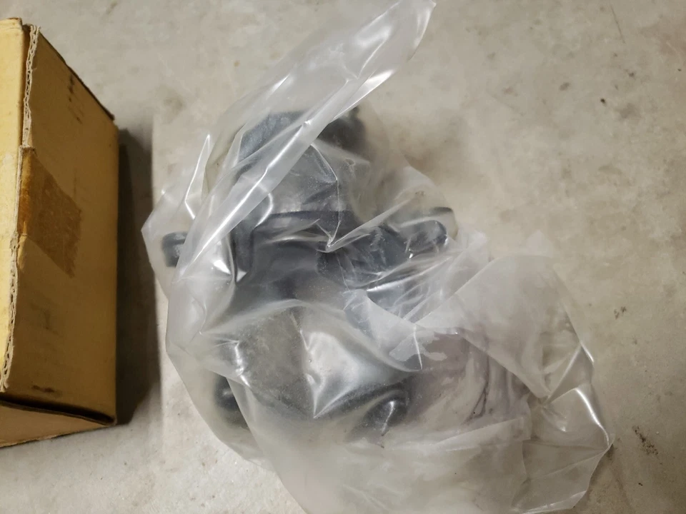 NOS GM 94386704 PINZA DE FRENO DERECHA para 90-92 Geo Storm e Isuzu/Impulse/Stylus  Foto 2 de 4