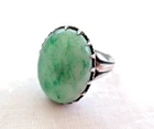 VINTAGE STERLING SILVER & JADE GREEN STONE RING