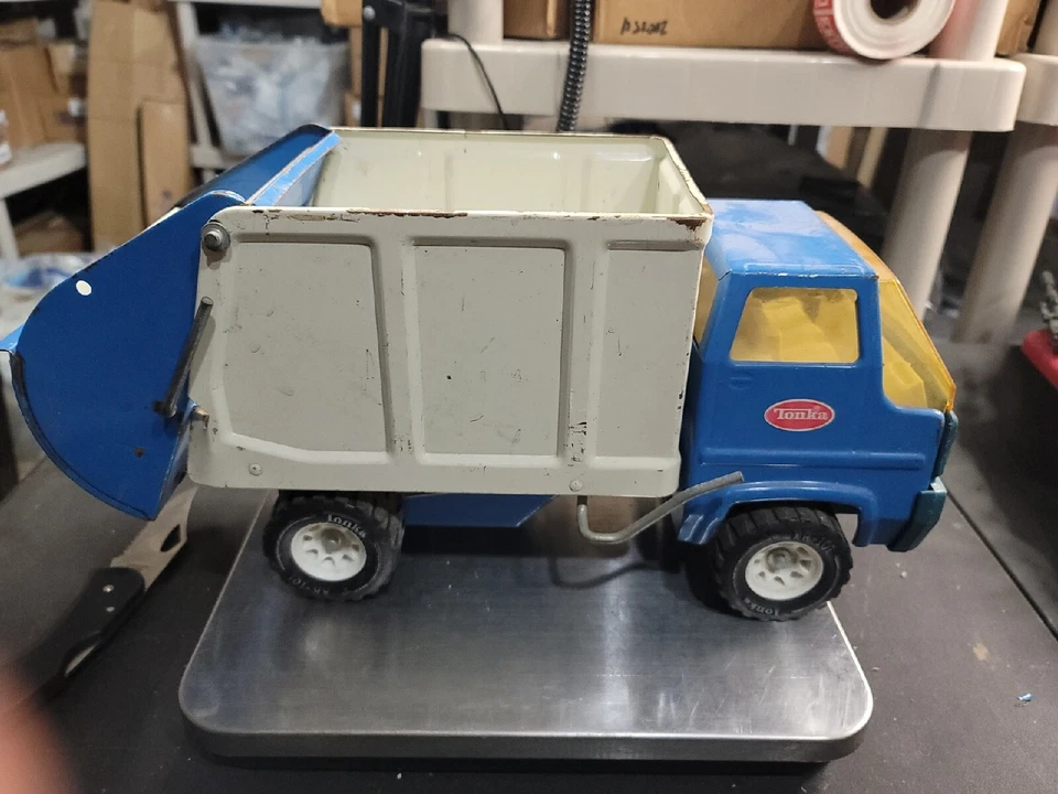 Tonka Garbage Truck Rear Loader #10322 Pressed Steel Made In USA View Pictures  - Image 4 of 4