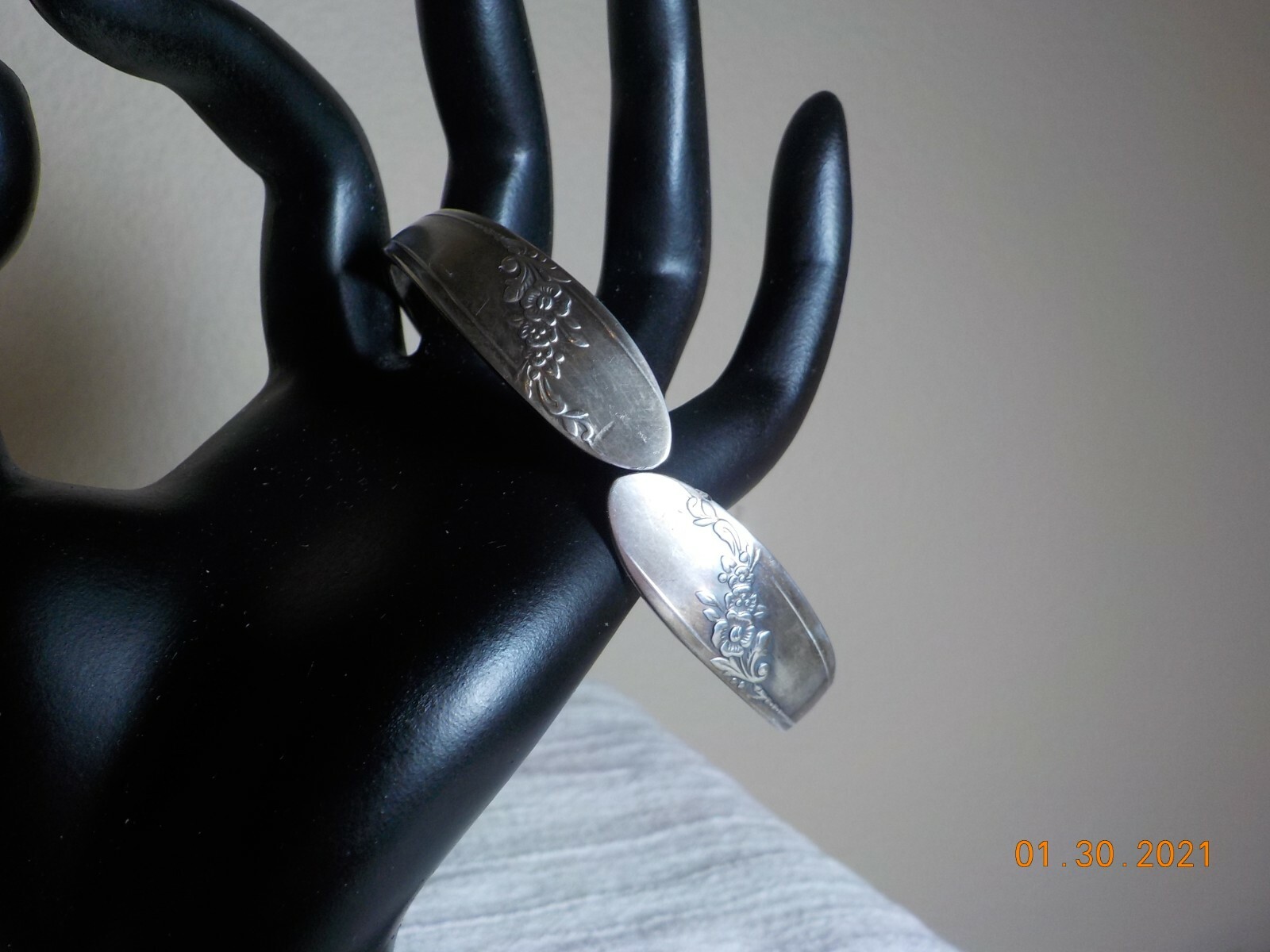 ONEIDA SILVERPLATE COMMUNITY SPRING HINGE BANGLE … - image 3