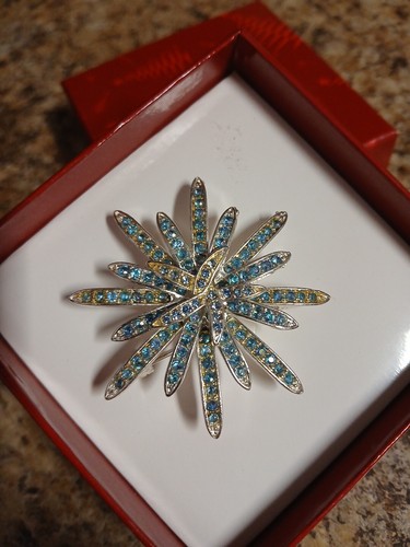 Jewelled Vintage Metal Star Design Brooch Never Worn In Original Box - Picture 2 of 4