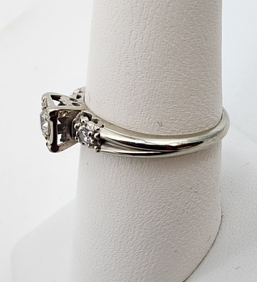 14k .585 White Gold Diamond .19 ctw w .15 ct Center Retro Sz 6