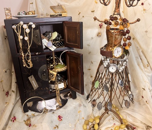 Mystery Vintage Truhe mit Vintage alles signiert Schmuck alles auf Fotos 30+ Artikel
