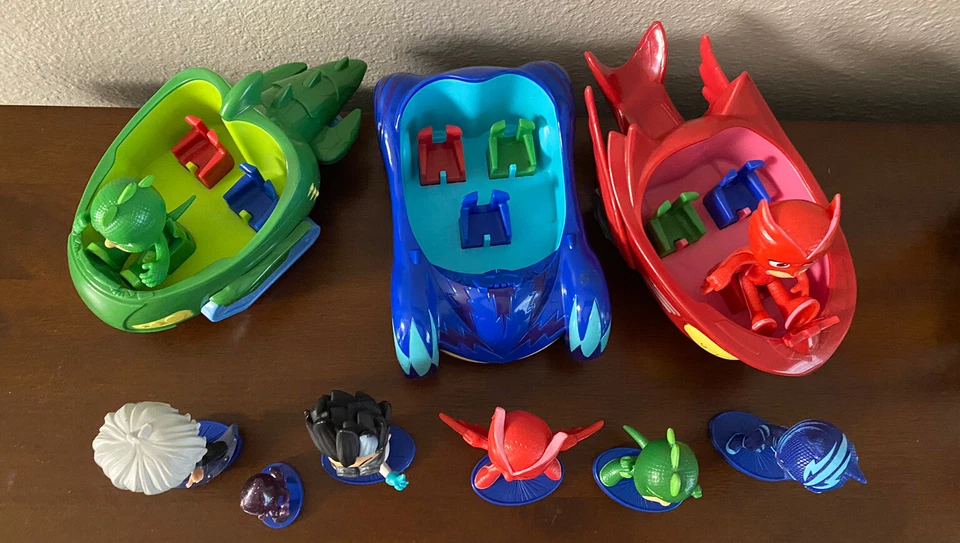 Lote de Máscaras PJ Juguetes 8 Figuras de Acción y 3 Vehículos Vendidos Como Lote, Usados Foto 2 de 4