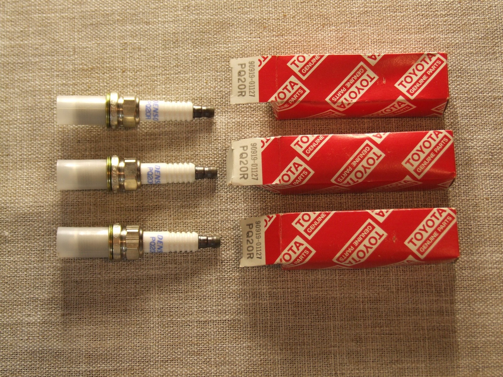 TOYOTA Spark Plugs  90919-01127 PQ20R Lexus ES250 ES300 Camry MR2 Nissan Maxima