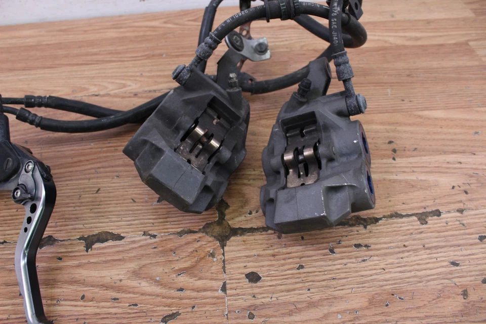 2004 年 YAMAHA YZF R6 前左右制动卡钳带主缸和软管 — 第 3/4 张图片