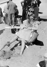 8b20-4787 candid Bette Davis wiggling her toes in the sand between takes 8b20-47