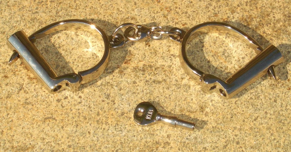 Handschellen Western darby handcuff by bound Kubind KB-122 Edelstahl Rollenspiel - Bild 4 von 4