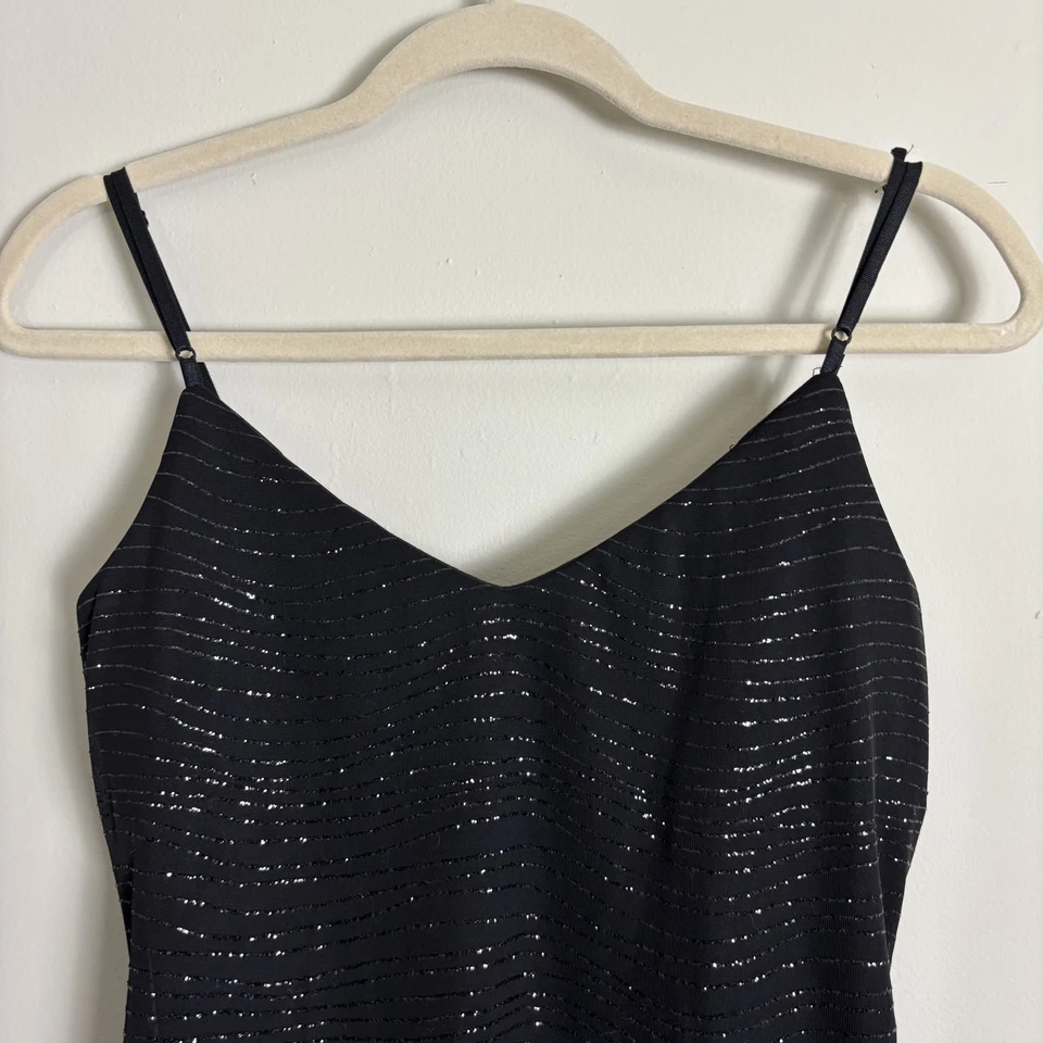 Vestido Vintage City Triangles Feminino Médio Preto Brilhante Alto-Baixo Midi Y2K Fada - Imagem 2 de 4