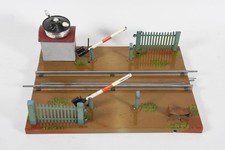 Q14G64- Märklin Modelleisenbahn beschrankter Übergang Spur 0 Metall