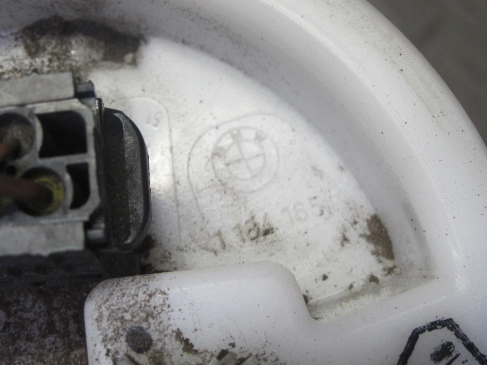 01-06 BMW E46 330i 330Ci 3.0L M54 BOMBA DE COMBUSTIBLE SENSOR DE NIVEL UNIDAD DE ENVÍO CONJUNTO OEM Foto 3 de 4