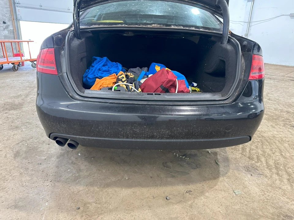 Used Rear Bumper Assembly Rear fits: 2011 Audi A4 Sdn w/o park assist Rear Grade Foto 3 de 4