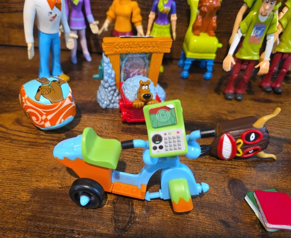 Scooby Doo Mystery Machine Hanna Barbera Toy Van con 16 figuras lote limpio Foto 4 de 4