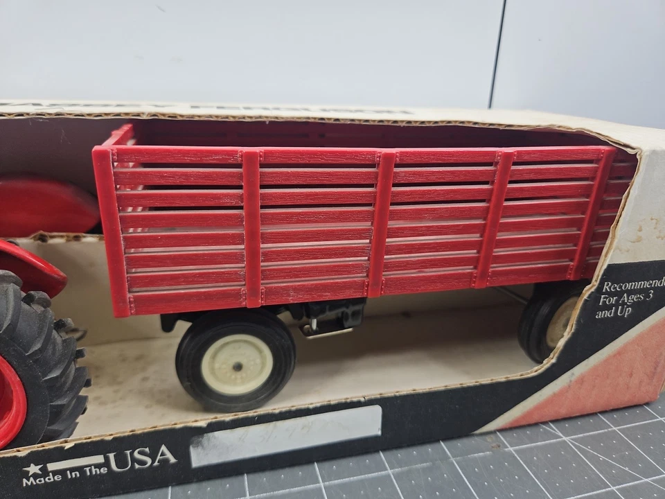 Vtg Massey-Ferguson 135 1/16 Scale Models-Country Classics -Toy Tractor & Wagon - Image 3 of 4