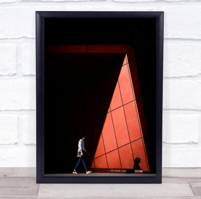 Ausstellungszentrum rotes Gebäude Mann geht Schatten Wandbild Kunstdruck