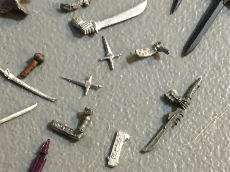 A32593 MINIATURAS DESCONOCIDAS LOTE DE BROCAS DE METAL CABEZA DE ESPADA TRONO ARMA CAPITÁN Foto 3 de 4