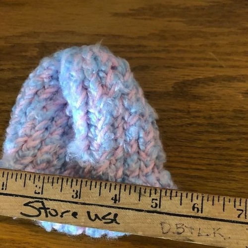 Berretto bambino fatto a mano rosa & blu morbido fuzzing 5x4,5" LEGGI nuovo - Foto 3 di 3