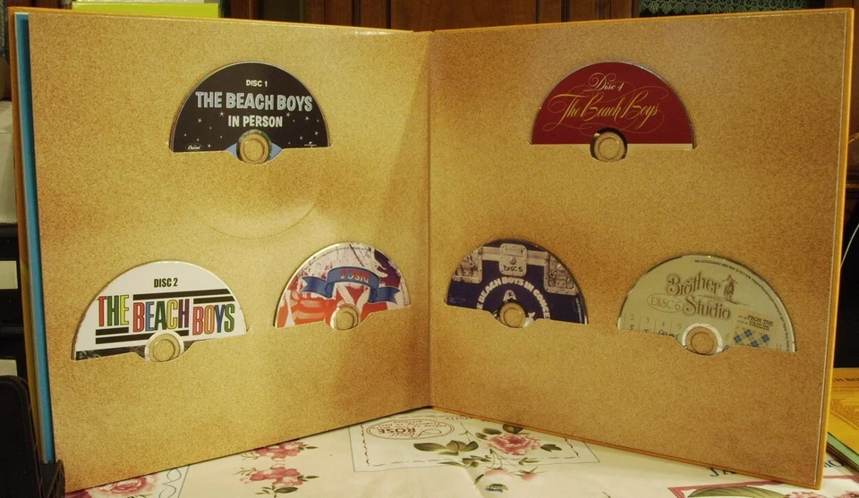 The Beach Boys - Made In California (Box 6 CD formato libro 72 pagine) EU 2013 - Imagen 3 de 4