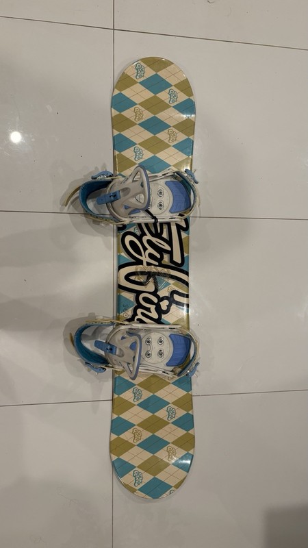 Fly Girls Missy Snowboard 140cm With Bindings. Used. Great Condition. Beginners