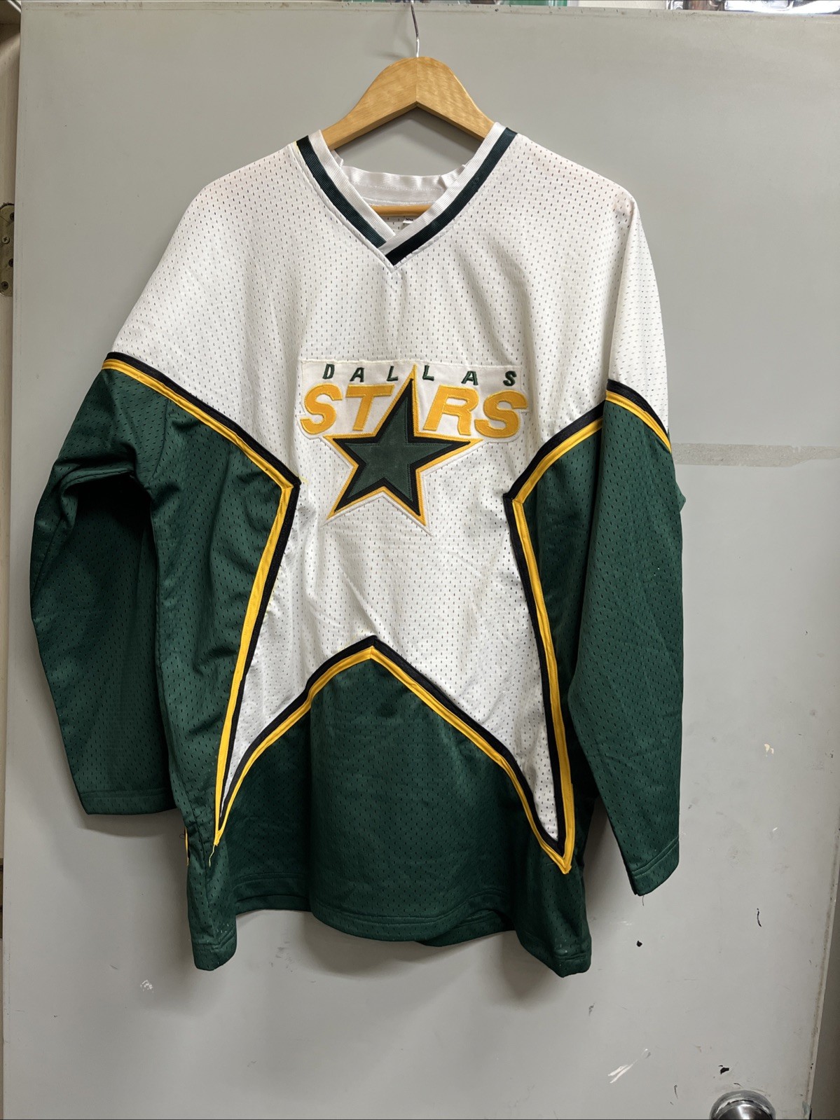 Dallas Stars, Mike Modano #9 XXL Hockey Jersey. Box 255