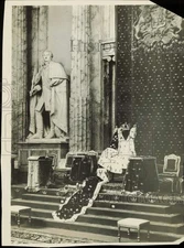 1932 Press Photo Sweden Throne holding the crown, ermine mantle and scepter.
