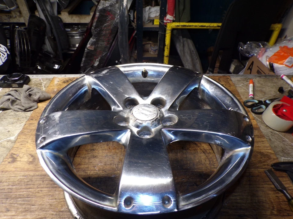 Llanta Suzuki Grand Vitara 2007-2009 culata 17x7 5 tacos 5-1/2" 5 radios con tapa Foto 3 de 4