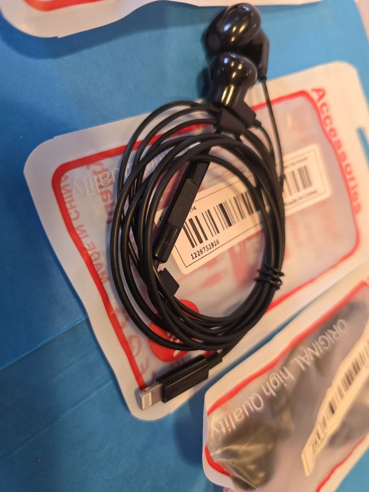 4 pcs Earbuds Headphones for Apple Iphone cellphones Ipad Ear Buds - Image 3 of 4