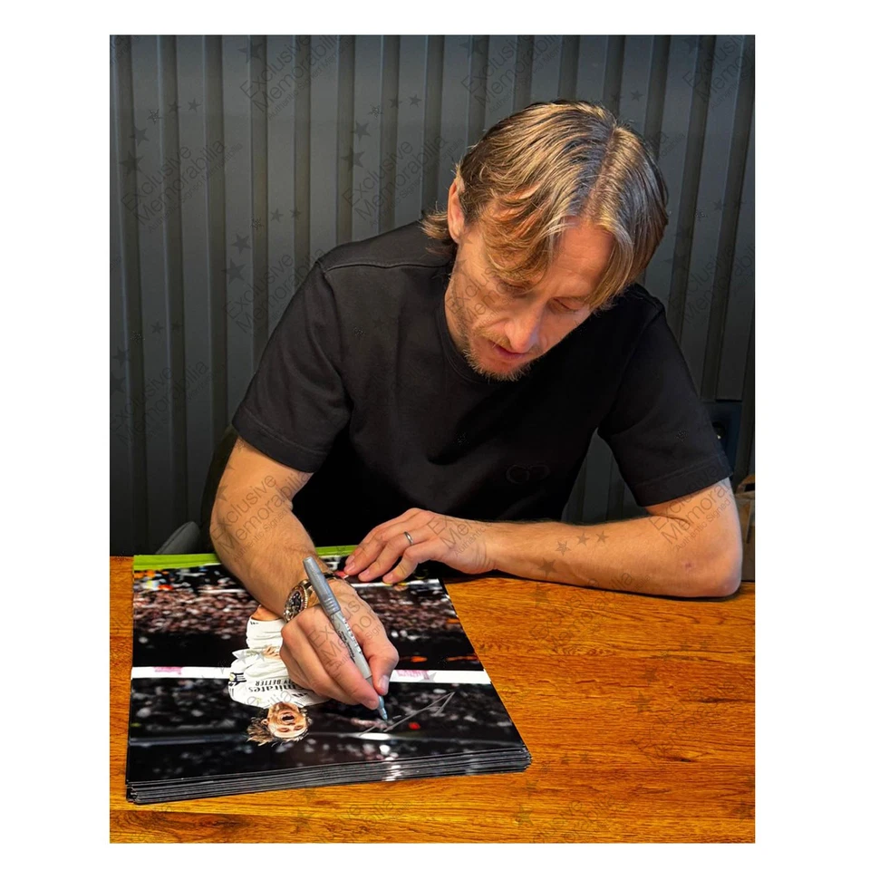 Foto de fútbol firmada por Luka Modric del Real Madrid: Celebración del gol Foto 4 de 4