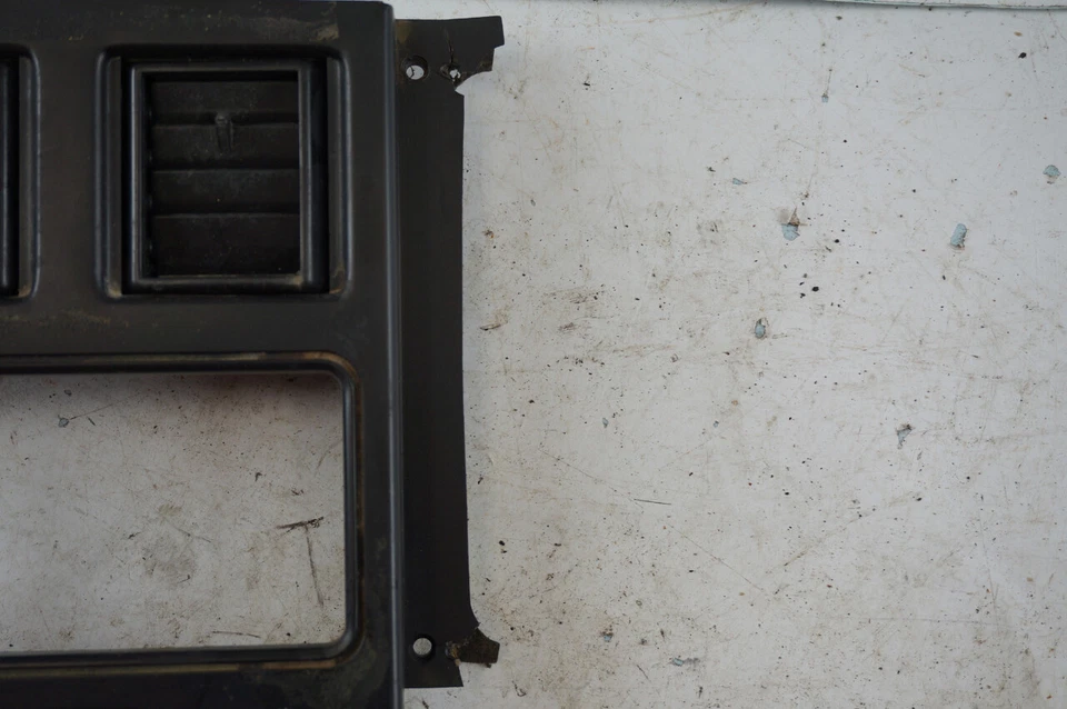 Chevy Corvette C4 1984-1989 consola radio bisel moldura panel usado dañado 1404753 Foto 3 de 4