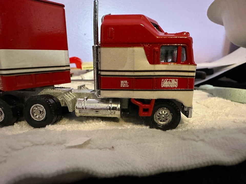 B J and the Bear K100 Aerodyne Tractor Trailer custom made 1/64 scale - Image 4 of 4