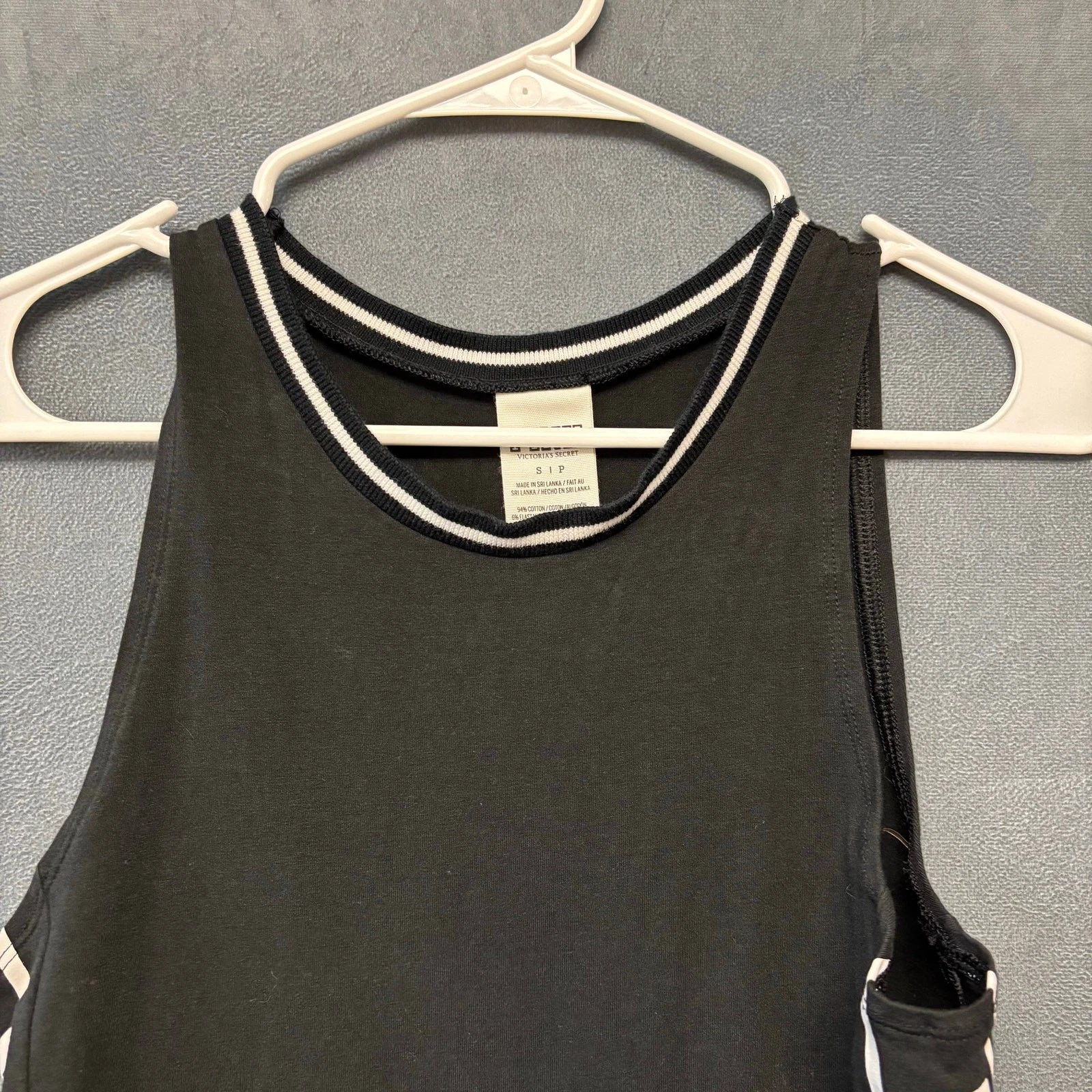 UNDERCOVER Abito rosa swing performance atletica donna vestibilità piccola e svasato logo preppy