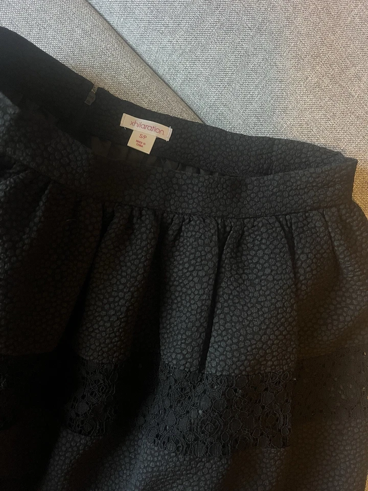 NUEVA Falda Xhilaration Floral Bordada Para Mujer Talla S Negra Foto 2 de 2