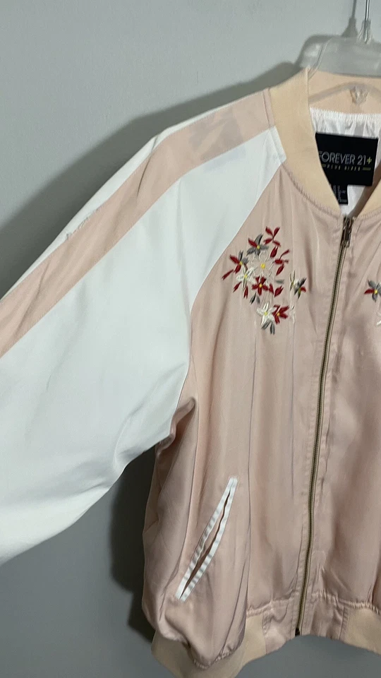 Chaqueta Bomber Forever 21 Plus Mujer Talla 1X Rosa Satinado Floral Bordada Foto 3 de 4