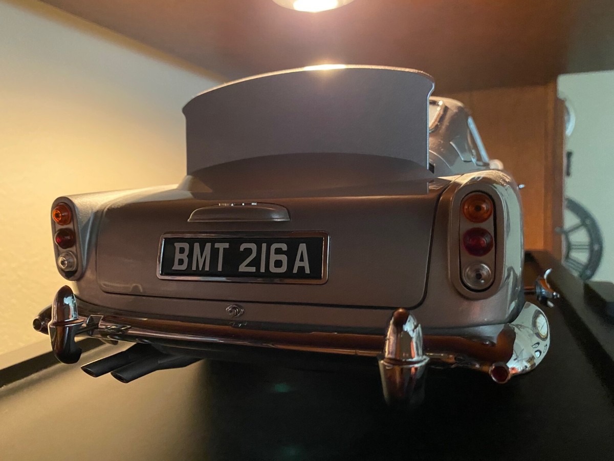 1/8th Aston Martin DB5 James Bond 007 by Eaglemoss +EXTRAS