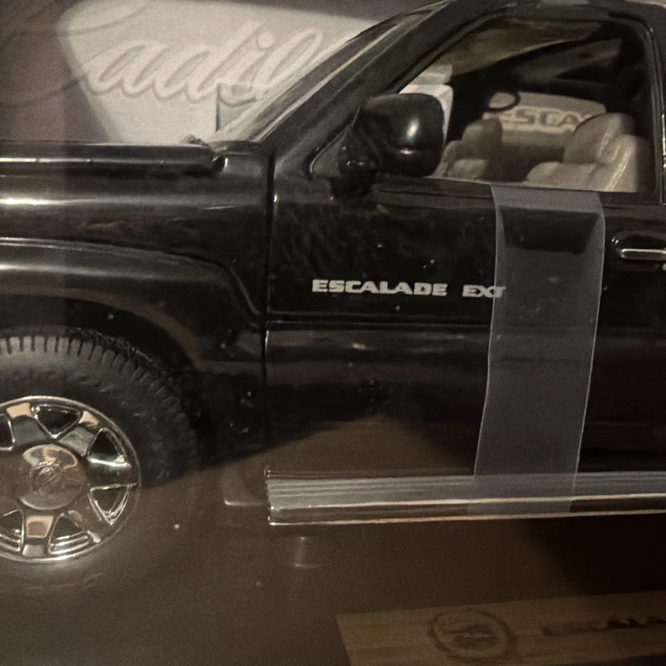 Anson 1:18 Cadillac Escalade EXT 2002 Die-Cast SUV New - Image 4 of 4