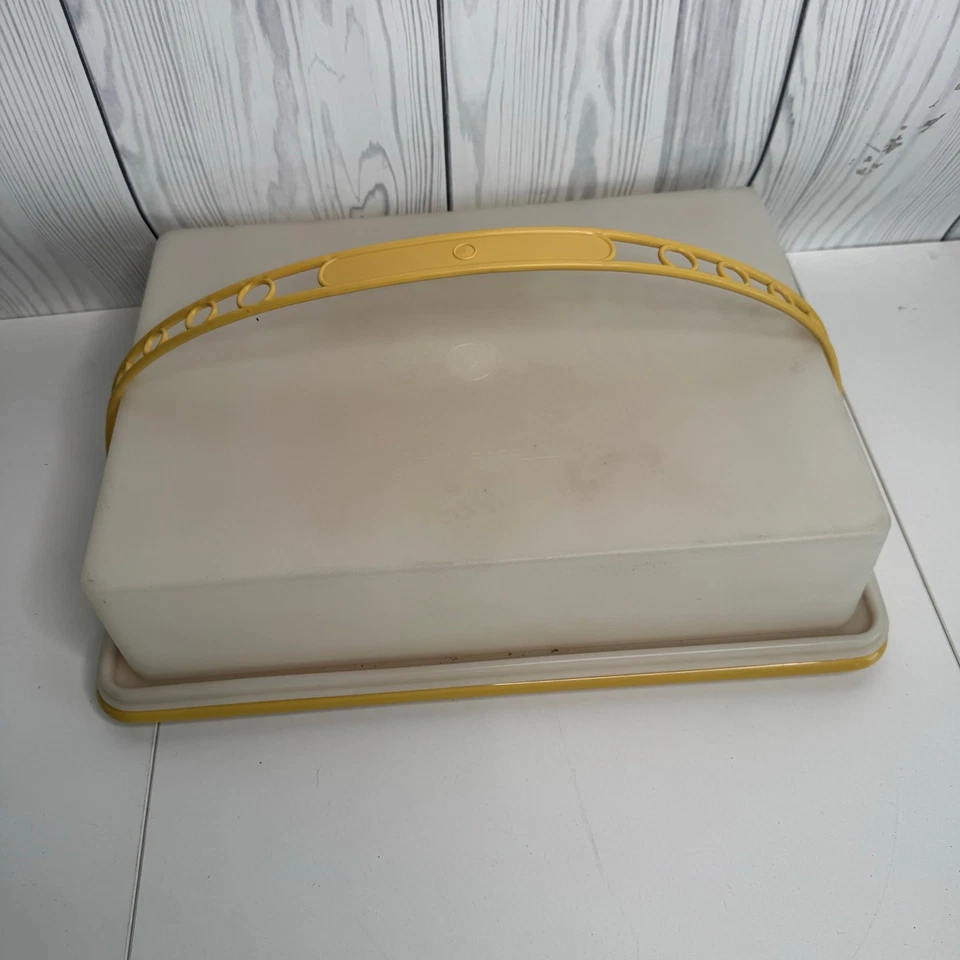 Vintage Tupperware Harvest Gold Rectangular Sheet Cake Carrier with Handle 622-5 - Image 2 of 4