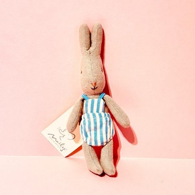 Maileg Micro Bunny Baby - Rentner Baby Maileg Kaninchen in blau Streifen Strampler Anzug