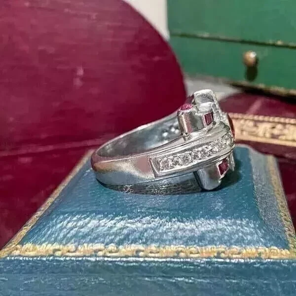 Anillo banda Art Deco rubí rojo simulado corte redondo de 2,50 quilates enchapado en oro blanco de 14 k Foto 3 de 4