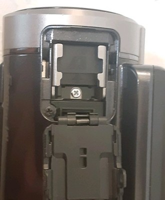 Sony HDR-XR350 ビデオカメラ 7.1メガピクセル Sony HDR-XR350 Handycam 7.1 Mega Pixels with Case AC Adapter