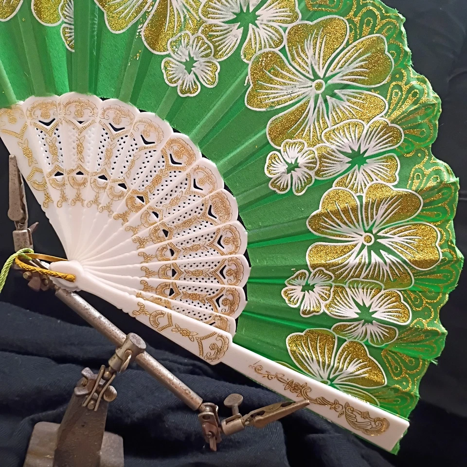 Antiguo abanico de mano plegable para damas de colección tela verde flores doradas y blancas ver foto Foto 2 de 3
