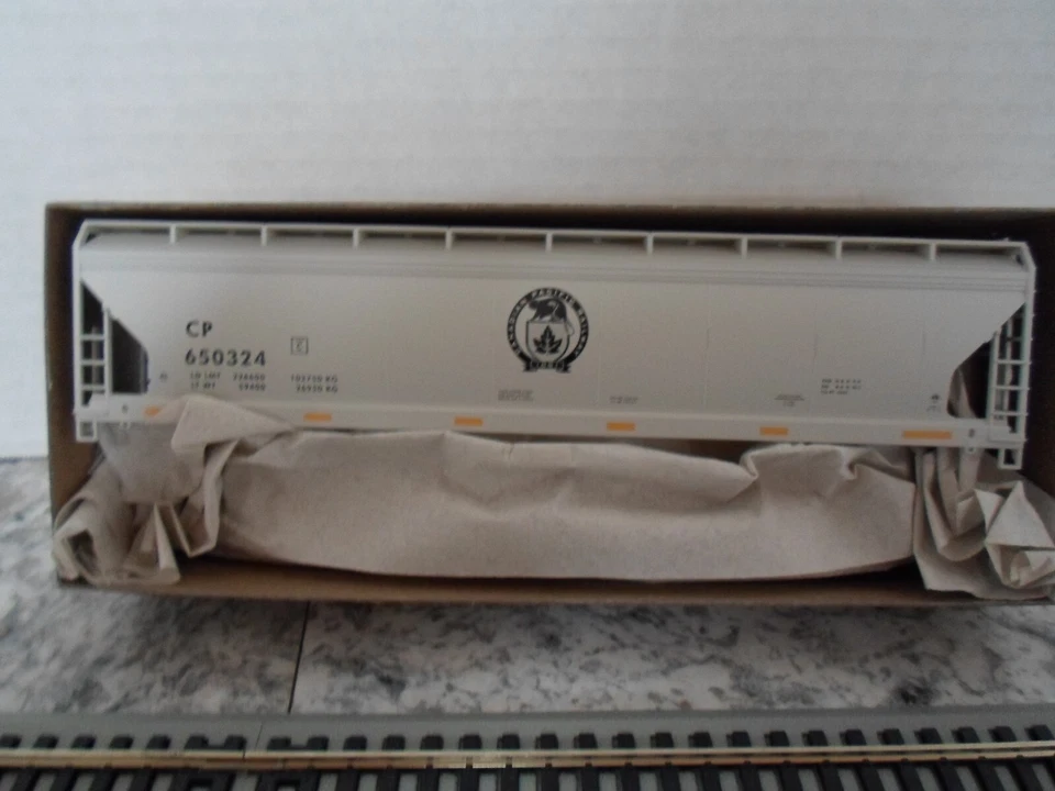 Accurail #2115 Canadian Pacific 3 bay covered hopper - Image 2 of 3