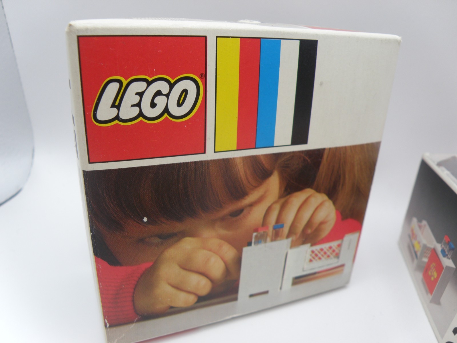 Foto 5 van Vintage LEGO Homemaker Set 271 Baby's Cot and cupboard with instructions and Box