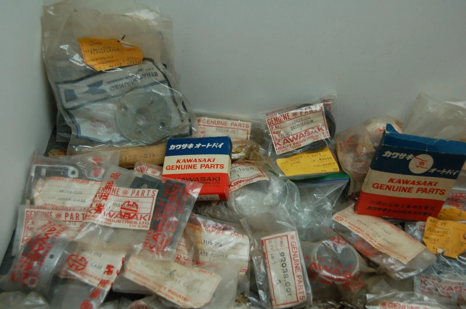 ЛОТ ИЗ НОВЫХ ИЗ СТАРЫХ ЗАПАСОВ 126 ДЕТАЛЕЙ KAWASAKI БОЛЕЕ 15 ФУНТОВ ДЕТАЛЬ # ПЕРЕЧИСЛЕННЫЕ ПРУЖИНЫ ВАЛ ОСИ - Изображение 2 из 4