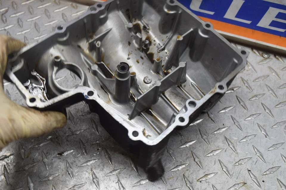 2218 CUBIERTA DEL CÁRTER DE ACEITE INFERIOR DEL MOTOR 03 YAMAHA R6 R 6 R6S YZF ENVÍO GRATUITO A EE. UU. Foto 3 de 4