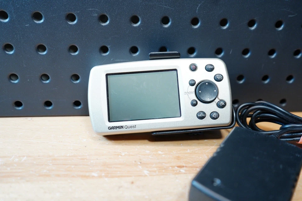 (O) GARMIN QUEST GPS POCKET SIZE HANDHELD BUNDLE TURNS ON - Image 2 of 4