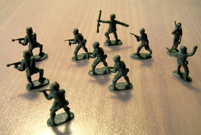 Hautton Set 8 Soldatini Militari Con Armi E Accessori - Figure Snodabili 9 Cm - Giocattolo Per Bambini - 2