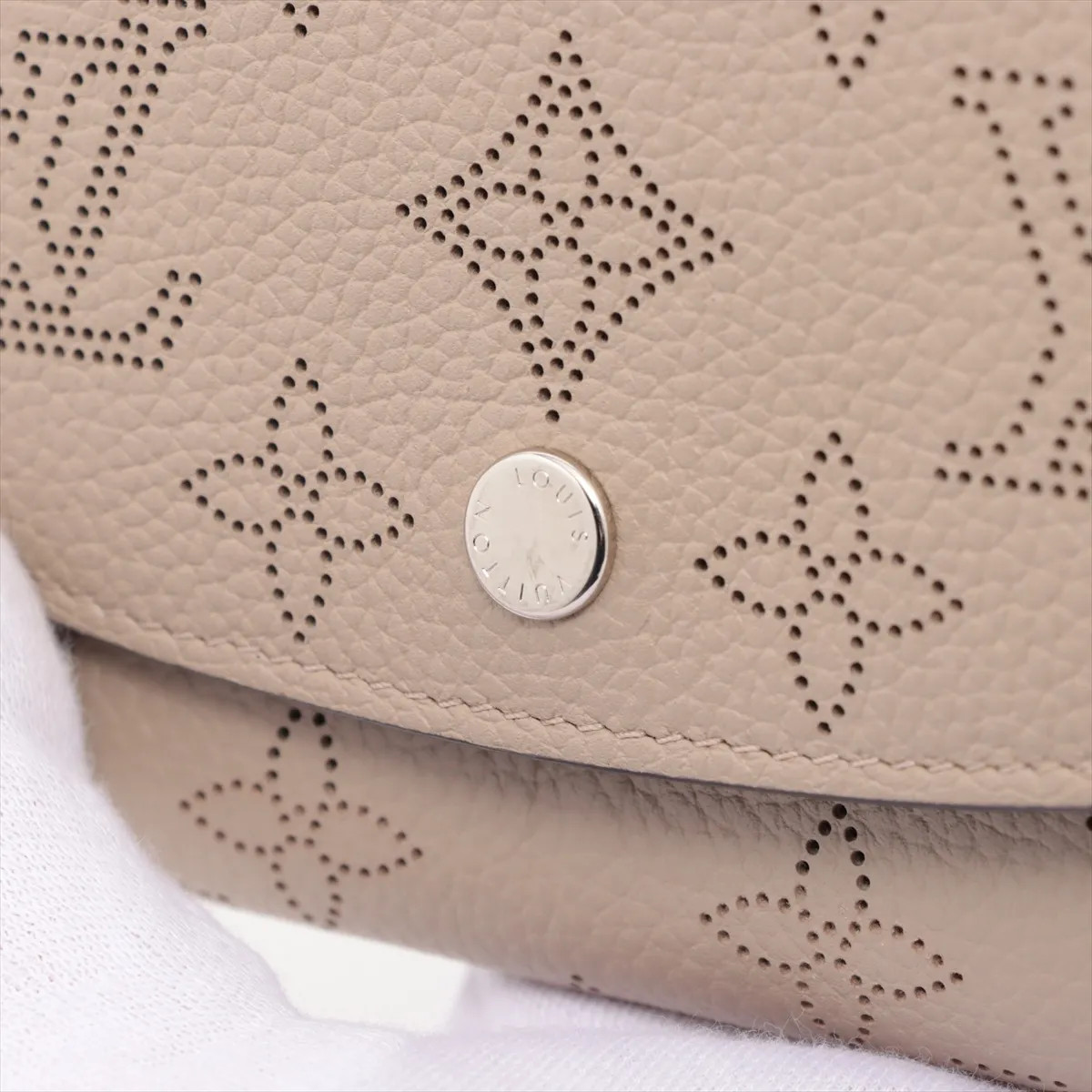 Louis Vuitton Mahina Portefeuille Iris Compact M62542 Gare Compact Wallet thumbnail 9