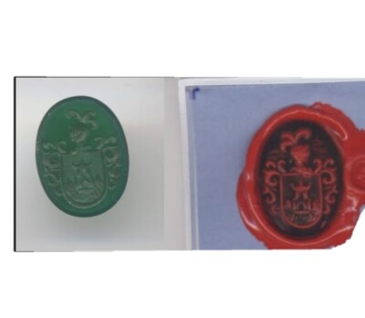 Escudo heráldico grabado a buril en piedra verde crisopasa. Tamaño 14 x 10 mm. 